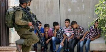 الاحتلال يحاصر المدارس الفلسطينية