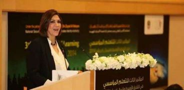 الدكتور سوزان القلينى عميدة كلية الآداب بجامعة عين شمس
