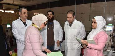 الدكتورة هالة زايد اثناء زيارتها مستشفى ماهر