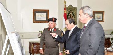 الرئيس عبد الفتاح السيسي أثناء اجتماعه مع رئيس الهيئة الهندسية للقوات المسلحة اليوم