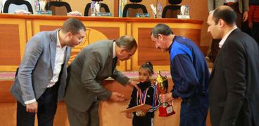 محافظ كفر الشيخ يكرم أصغر طفلة حاصلة على بطولة أفريقيا في لعبة الكنغوفو