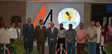 رئيس جامعة المنيا مع أعضاء المركز الإعلامي بالجامعة