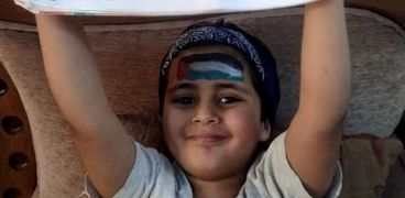 بـ «تلوين العلم» ورسمه على وجهه.. الطفل «مُهاب» يدعم القضية الفلسطينية