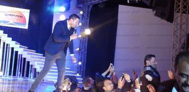 المطرب محمد نور يلتقط الصور التذكارية مع جمهوره خلال حفل غنائى بشرم الشيخ