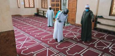 جانب من تكثيف أعمال التعقيم بالمساجد