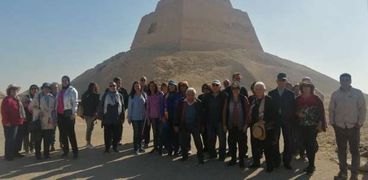 فوج سياحي من أعضاء نادي الجزيرة يزور المعالم الأثرية في بني سويف