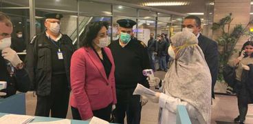نائب وزير السياحة تتفقد مكاتب التنشيط السياحى بمطار القاهرة