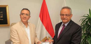 د. أحمد زايد مدير مكتبة الإسكندرية يستقبل سفير الهند