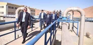الرئيس خلال زيارته لمحطة «كيما» للصرف الصحى بأسوان
