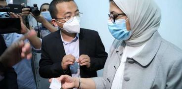 وزير الصحة اثناء استقبالها شحنة اللقاحات