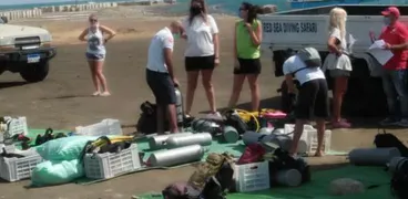 رفع ١٠ أطنان مخلفات في حملة تنظيف أعماق مياه البحر الأحمر
