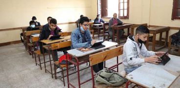 طلاب الصف الثانى الثانوي يؤدون امتحان اللغة العربية إلكترونيا