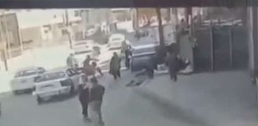 شاب يعتدي على فتاة بالضرب في الشارع بالفيوم