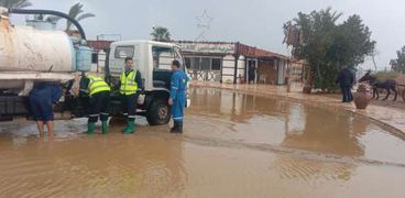 سيارات شفط مياه الأمطار بمدينة نويبع