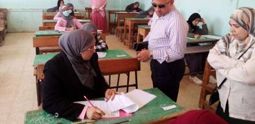 طلاب الشهادة الإعدادية أثناء أداء الامتحان