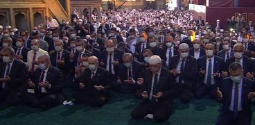 صفوف الصلاة الأولى بـ"آيا صوفيا" تكشف صراع الأجنحة في دولة أردوغان