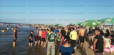 توافد الآلاف لقضاء اجازة العيد على شواطئ مصيف بلطيم