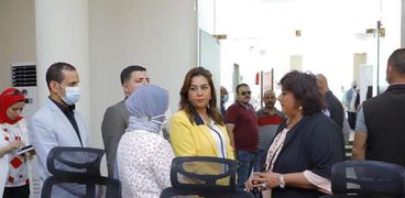 وزيرة الثقافة إيناس عبد الدايم خلال جولتها