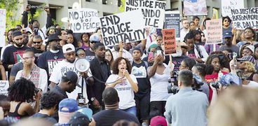 أمريكيون فى مظاهرة مناهضة لعنف الشرطة ضد السود «أ.ف.ب»