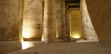 أروقة أحد معابد مصر القديمة
