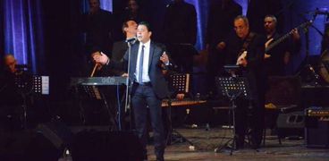 بالصور| مدحت صالح يشعل مسرح أوبرا جامعة مصر بباقة من أغانيه