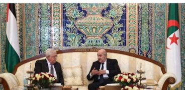 الرئيس الجزائري ونظيره الفلسطيني في لقاء سابق