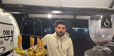 محمد الشهاوي على عربة بيع المشروبات
