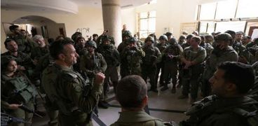 رئيس الأركان الإسرائيلي  هرتسي هاليفي وسط جنود
