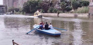 السفير الفرنسي في مصر يستقل قارب للمشاركة في انشطة فري نايل