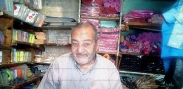 "حسين" بعد المعاش يبيع ورق "ذواقة الفاكهة" في وكالة الحضرة بالإسكندرية