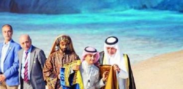 الأمير خالد الفيصل يُتوج إبراهيم يعقوب بلقب "شاعر عكاظ" ويمنحه جائزة الـ "مليون ريال"