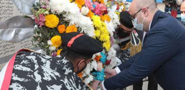 إكليل زهور على قبر الجندي المجهول في احتفالات بني سويف بعيدها القومي