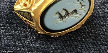خاتم ذهبي من الحضارة الرومانية عمره 1800 سنة