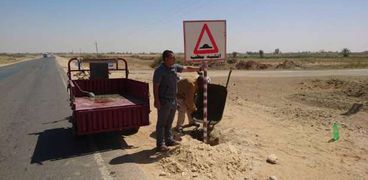 إسلام عمران وصديقه أثناء تركيب لافتات «انتبه مطب» بالفرافرة