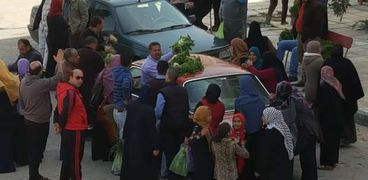 تجمع للأهالى حول سيارة تبيع الخضراوات
