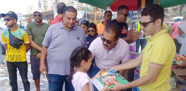 توزيع الهدايا على المصطافين في شواطئ الإسكندرية