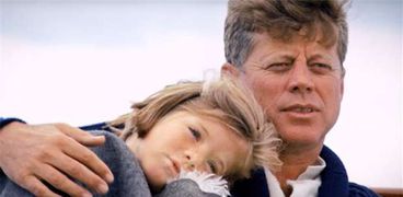 كارولاين كينيدي سفير الولايات المتحدة في أستراليا على كتف والدها الراحل