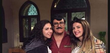 سمير غانم مع بناته "دنيا وإيمي"