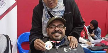 محمود وزوجته بعد الحصول على البطولة