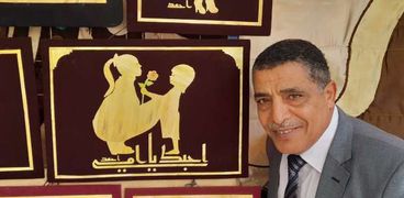 أحمد عبد الباسط يصنع لوحات قش القمح
