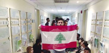 أعضاء حملة «طلعت ريحتكم» بعد اقتحام مقر وزارة البيئة اللبنانية أمس «أ. ف. ب»