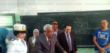 مدير أمن كفر الشيخ يوزع كراسات على تلاميذ مدرسة الشهيد"سمير بدوى"