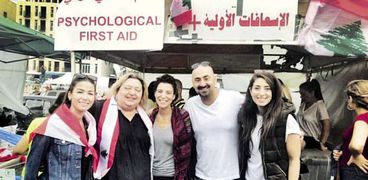 أطباء فى خيمة العلاج النفسى وسط مظاهرات لبنان