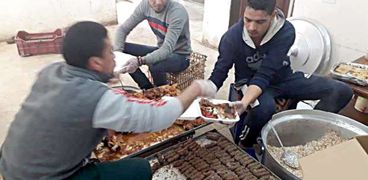 جانب من إعداد وجبات مطبخ تكية مصر