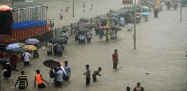 بالصور| أمطار غزيرة وفيضانات تشل الحركة في بومباي