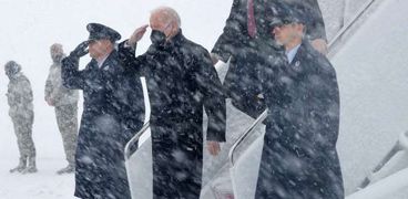 الرئيس الأمريكي بايدن يغادر طائرته وسط عاصفة ثلجية