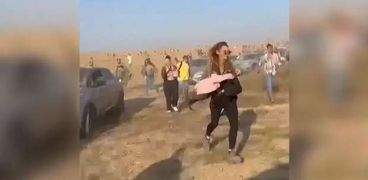 صورة من مقطع فيديو هروب المستوطنين في صحراء النقب