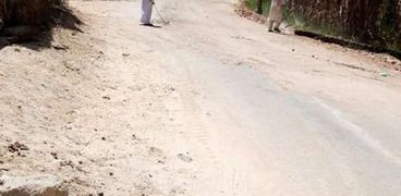 عمال النظافة في سيوة خلال تنظيف الشوارع في عز الحر