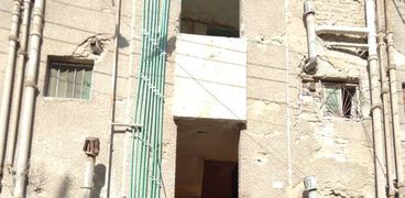 مواسير المياه على جدران المباني بمنطقة ألماظة تصوير فادى عزت