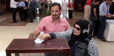 المصريون يدلون بأصواتهم في الانتخابات